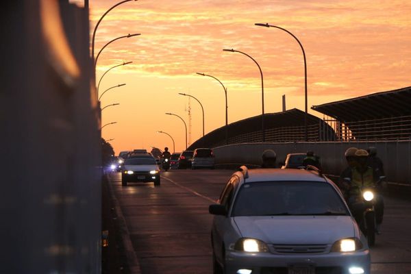 Unos 5 mil paraguayos ingresaron el lunes por el Puente de la Amistad