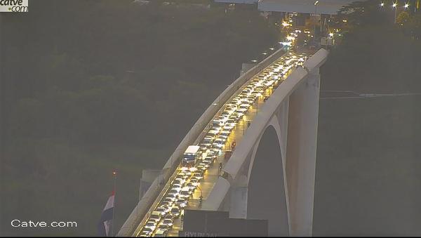 Puente de la Amistad CONGESTIONADA por LENTO control en el lado PARAGUAYO