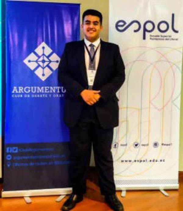 Estudiante de Derecho de la UNE participó en campeonato internacional de debate en Ecuador