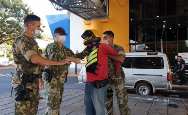 Mototaxistas demorados por negarse a control sanitario