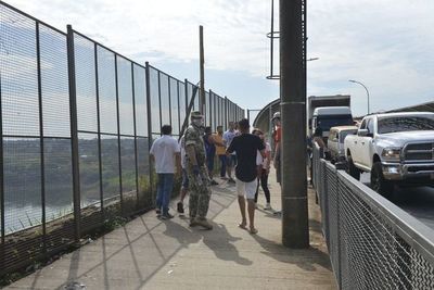 Más de mil extranjeros rechazados en primer día de control en el Puente de la Amistad  - ABC en el Este - ABC Color