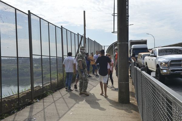 Más de mil extranjeros rechazados en primer día de control en el Puente de la Amistad - ABC en el Este - ABC Color