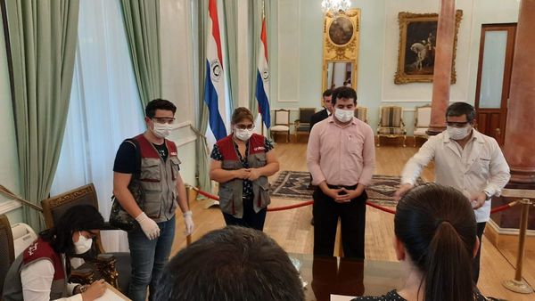 Inspeccionan a funcionarios y periodistas que tuvieron contacto con Villamayor
