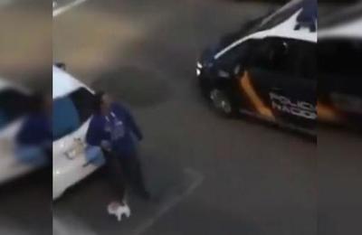 Policía española sorprende a hombre que paseaba a un perro de peluche en plena pandemia - C9N