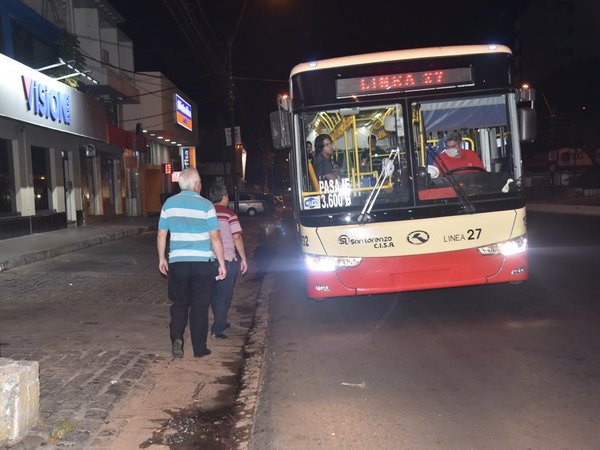 Denuncian regulada de buses durante restricción de circulación