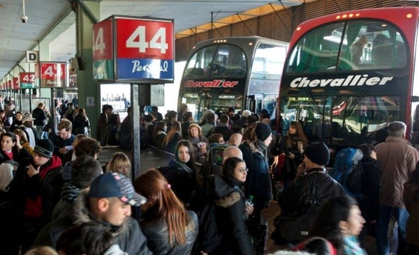 HOY / Argentina suspende los vuelos internos, trenes y buses de larga distancia