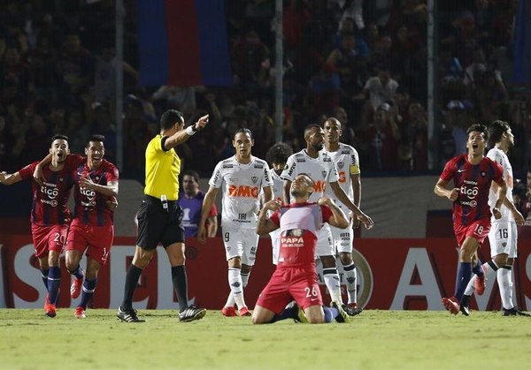 Policía dispersó a un jugador de Cerro por estar fuera de casa