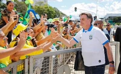HOY / Bolsonaro dice que hay "histeria" por el coronavirus y anuncia una "fiestita" por su cumpleaños