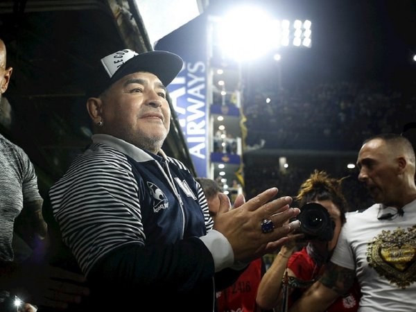 Maradona aplaude decisión de parar el fútbol