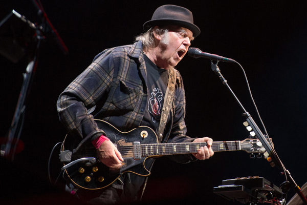 Neil Young hará conciertos desde su casa - RQP Paraguay