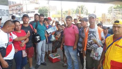Vendedores ambulantes casi no tienen clientes y quieren que el gobierno los escuche - Nacionales - ABC Color
