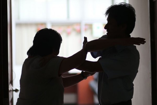 Golpeó a su ex, que le dio trabajo en un telo