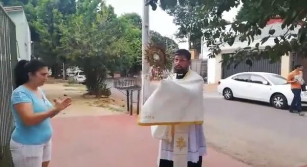 Sacerdotes recorren las casas porque los fieles no pueden ir a misa