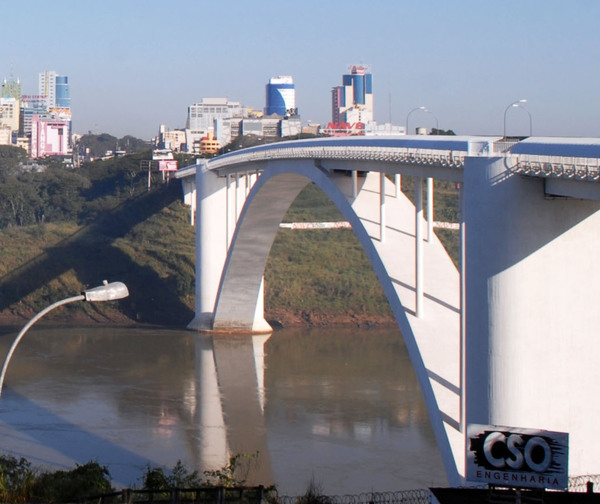 Paraguay cierra el Puente de la Amistad