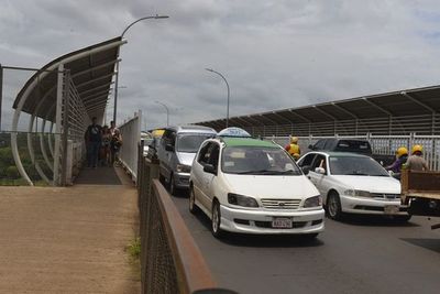 Taxistas brasileños exigen cierre de paso fronterizo - ABC en el Este - ABC Color