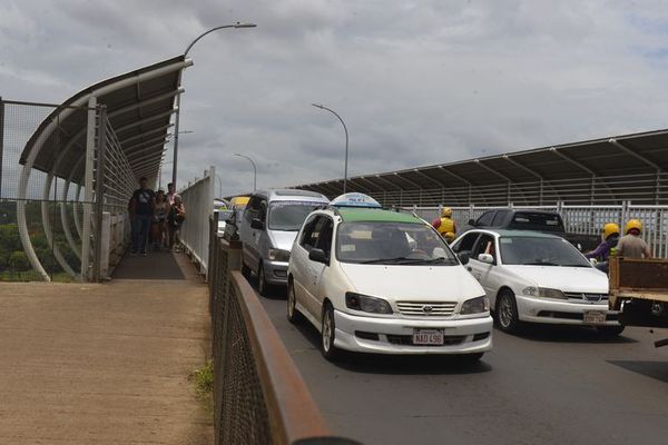 Taxistas brasileños exigen cierre de paso fronterizo - ABC en el Este - ABC Color