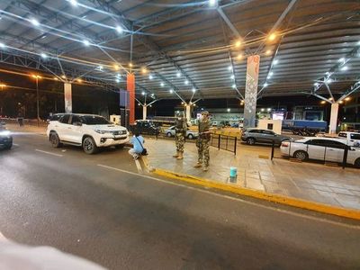 CDE: detienen a mujer que intentó ingresar al país con documento falso - Momento Justo - ABC Color