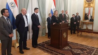Presidente se reunió con el equipo Económico y exministros de Hacienda - Noticiero Cardinal - ABC Color