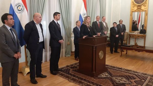 Presidente se reunió con el equipo Económico y exministros de Hacienda - Noticiero Cardinal - ABC Color