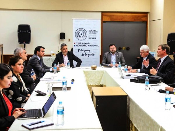 Gobierno baja precios de Petropar y pasaje, pero no los servicios básicos