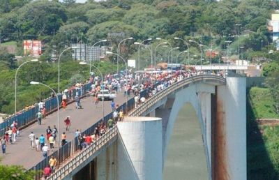 Abdo Benítez anuncia el cierre del Puente de la Amistad