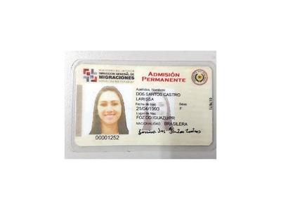 Mujer intentó ingresar al país con  documento falsificado