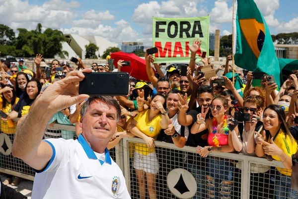 Bolsonaro lamenta “histeria” por covid-19 pese a primera muerte en Brasil - Mundo - ABC Color