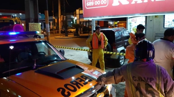 HOY / Derrame de formol en farmacia de Ñemby: curiosos se aglomeraron