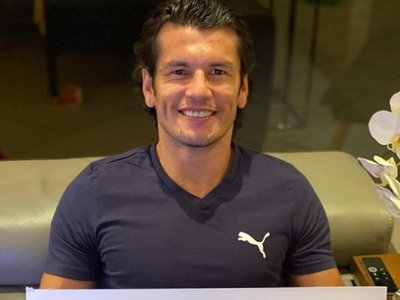Futbolistas entrenan en casa para estar activos