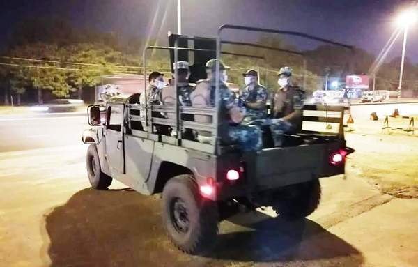 Militares apoyan labor policial por “toque de queda” •