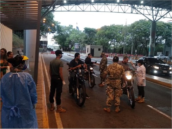 Casi nulo movimiento y fuertes controles tras cierre del Puente de la Amistad