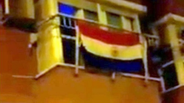 Vídeo: Bandera paraguaya flamea al son de esperanzador cántico en España