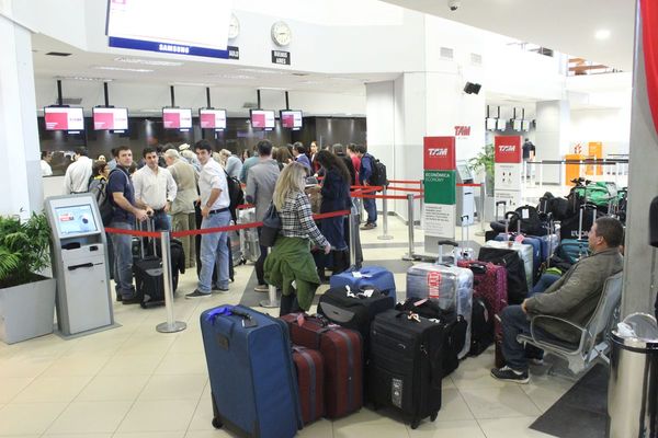 Prohíben desembarque de extranjeros no residentes en aeropuertos del país