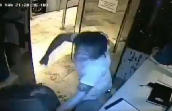 La brutal golpiza a un guardia de seguridad que trató que sujeto cumpliera la cuarentena - SNT