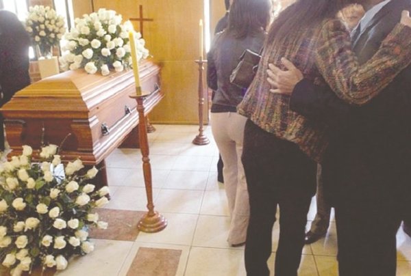Velorio con alcohol en gel y fuera de iglesia