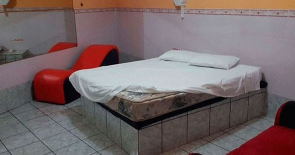 Policía muere dentro de un motel. Hay cuatro detenidos