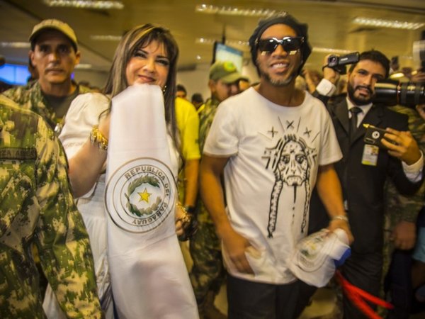 Caso Ronaldinho: Decretan rebeldía de la empresaria Dalia López