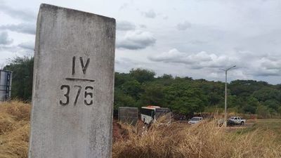 Con un transporte escolar, Salto del Guairá bloquea la entrada y salida al Brasil - Nacionales - ABC Color