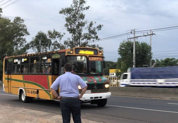 HOY / DINATRAN no permite pasajeros parados en minibuses