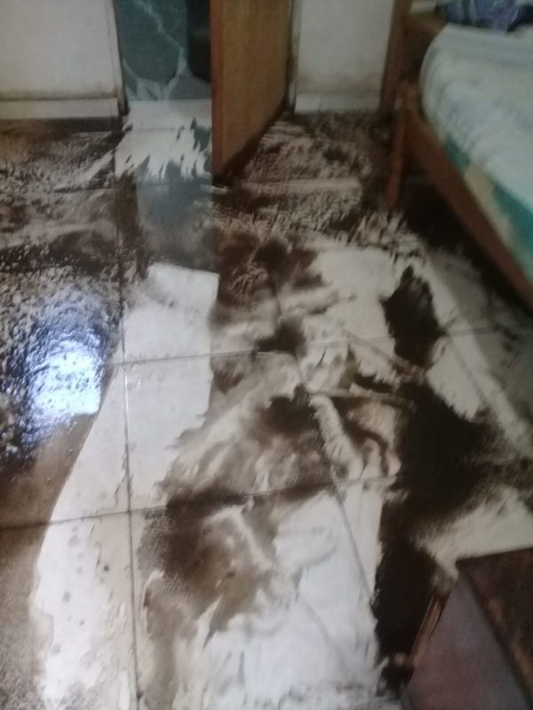 "Brote" de cloaca dentro de su casa, pero ESSAP dice que en 24 o 72 horas dará solución | San Lorenzo Py
