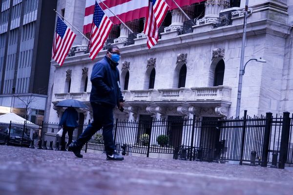 Wall Street cae en torno al 7% y paraliza operaciones a media sesión