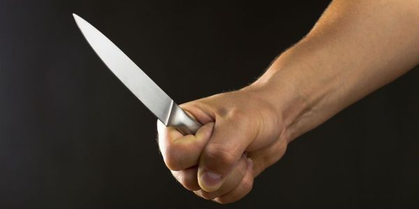Celoso hombre arremete cuchillo en mano contra una mujer al verla bajar del auto de otro caballero - ADN Paraguayo