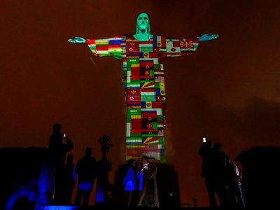 Proyectan en el Cristo Redentor banderas de países con casos de coronavirus
