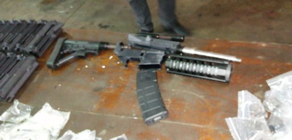 Cargamento de piezas de armas incautadas totaliza unos 130 fusiles semiautomáticos - Momento Justo - ABC Color