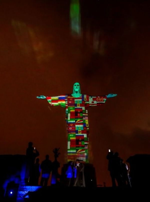 Proyectan en el Cristo Redentor banderas de países con casos de coronavirus