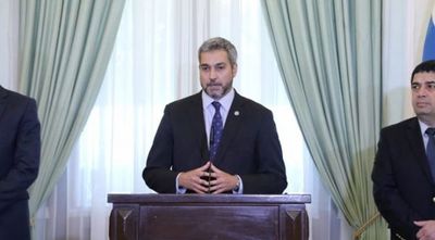 Abdo pide a empresarios que sigan pagando salarios: