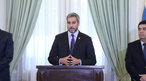 Abdo pide a empresarios que sigan pagando salarios: