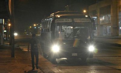 Calles desérticas y escasos transportes de “salvataje” - Nacionales - ABC Color
