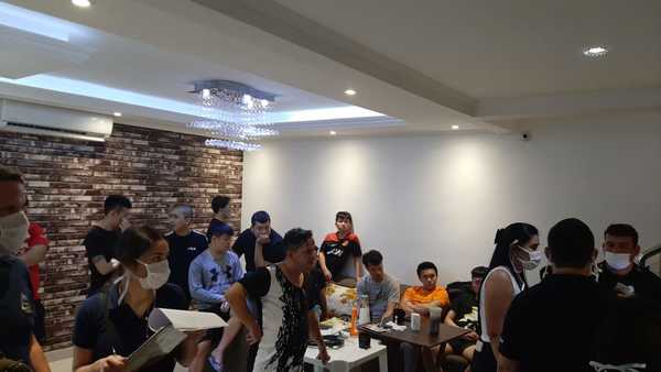 Comitiva fiscal-policial encuentran 15 taiwaneses en lujosa vivienda del Área 3