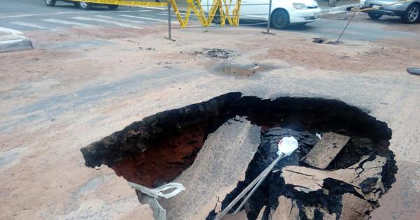 Enorme cráter en microcentro de Asunción